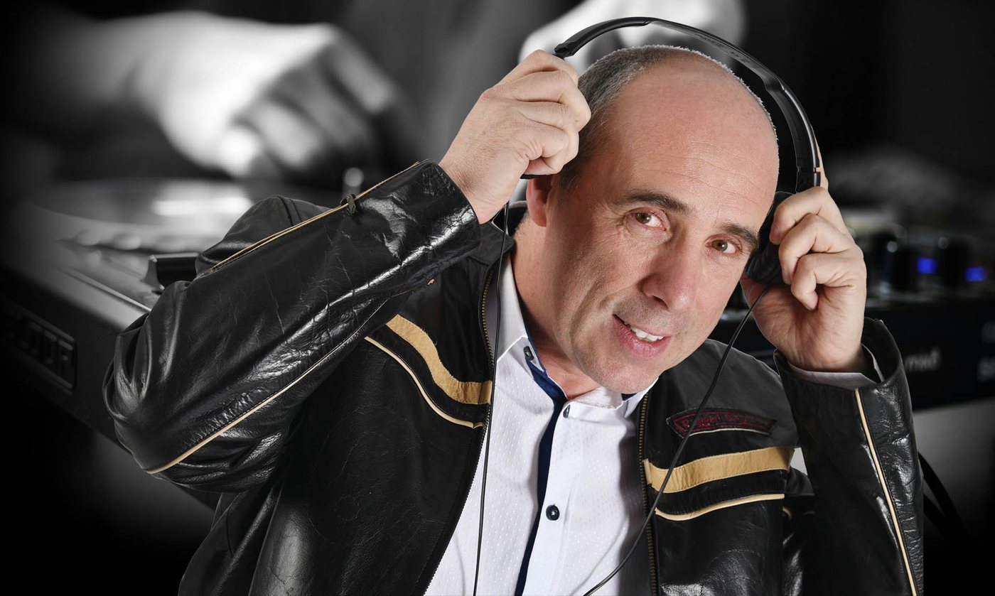 DJ Gary mit Kopfhörern am DJ-Pult – Hochzeits-DJ aus München