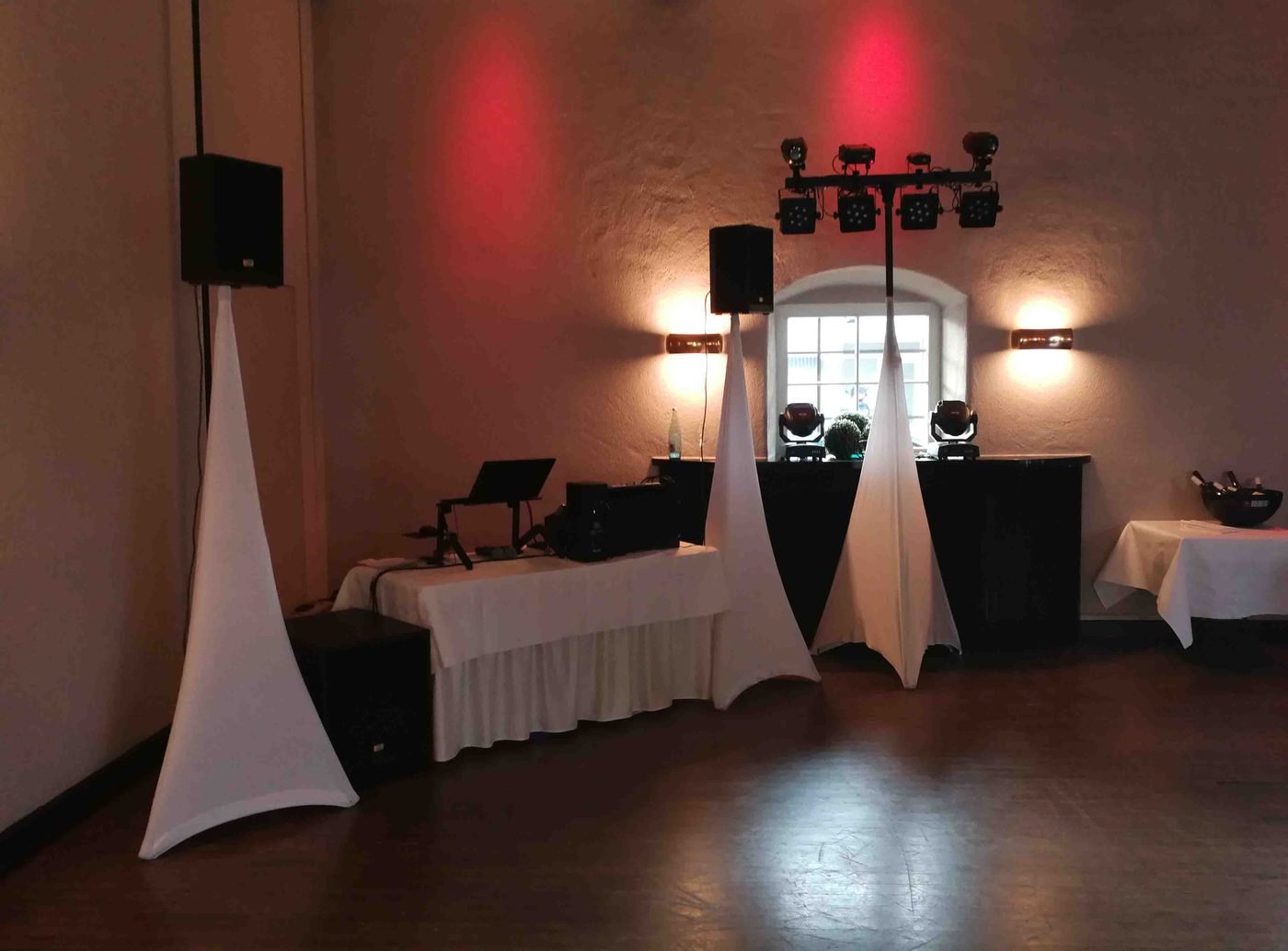 DJ-Setup mit professioneller Licht- und Tontechnik von DJ Gary in einer Hochzeitslocation bei München