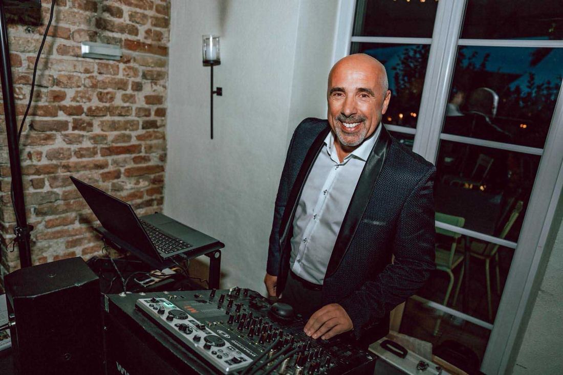Hochzeits-DJ am DJ-Pult mit Sound- und Lichttechnik